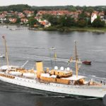 Klokken er 0936 - og kongeskibet Dannebrog passerer under Svendborgsundbroen. Foto Søren Stidsholt Nielsen.